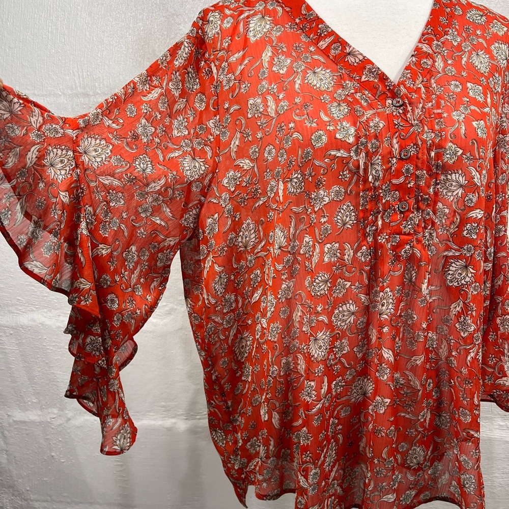 VINCE CAMUTO FLORAL FLUTTER SLEEVE TOP - Picture 8 of 16